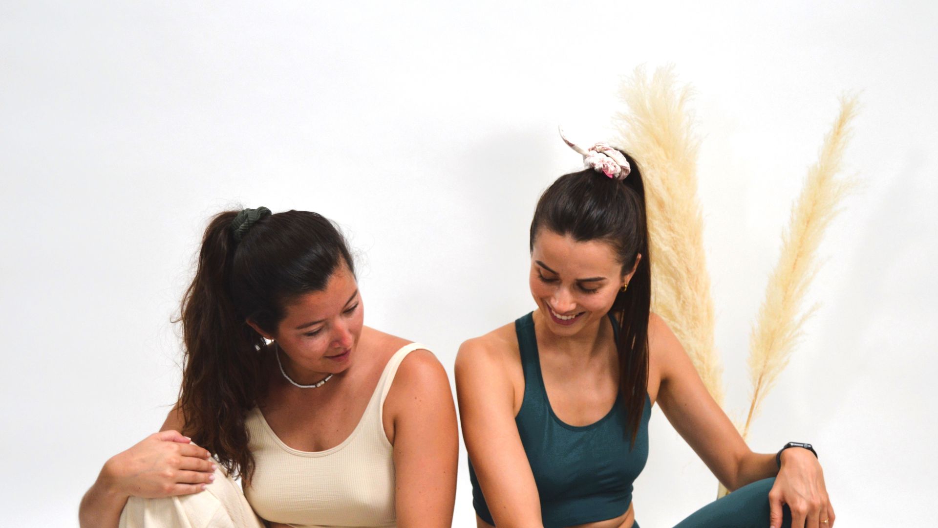 cours de yoga et pilates en ligne cécile et marie vos prof de yoga et pilates